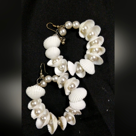 Jewelry - White shell and pearl hoop earrings